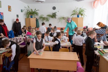 Belogorsk, Kemerovo bölgesi, Rf-Mart 22,2018: İlk greyder eve sınıf ailesi ile kırsal İlköğretim Okulu Ders sonunda gidiyor musun.