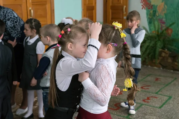 Белогорск Кемеровская Обл Марта 2018 Две Школьницы Шепчутся Школьном Зале — стоковое фото