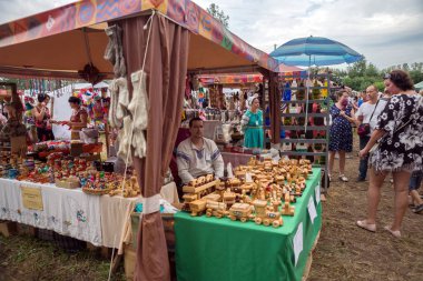 Shushenskoe, Krasnoyarsk Bölgesi, Rf-Temmuz 14,2018: Fuarı Rus halk sanatları pavyonlar, Intl Festivali müzik ve el sanatları 