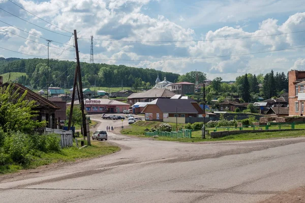 Parnaia 克拉斯诺亚尔斯克疆土 2018年6月20日 Parnaya 村庄的看法在一个晴朗的夏天天 Parnaya 村位于俄罗斯克拉斯诺亚尔斯克领土 Sharipovo — 图库照片