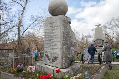Krasnoyarsk, Rf - 9 Mayıs 2018: Onur Anıtı Krasnoyarsk şehir içinde en eski Troitsk mezarlığı (1842), 1963'te görev doğrultusunda ölen pilotlar. Krasnoyarsk Bölgesi, Rusya Federasyonu.
