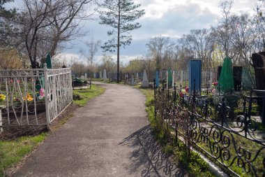 Mezarlıkta eski Troitsk (1842) bahar Krasnoyarsk şehir içinde mezar arasında yol.