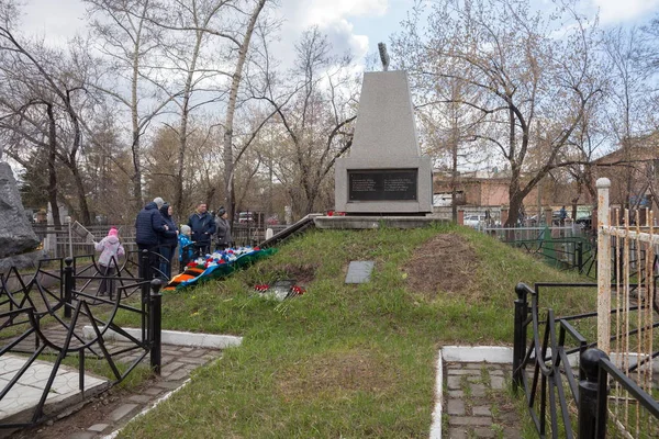 Krasnoyarsk Mayo 2018 Gente Trajo Flores Cenotafio Para Conmemorar Los — Foto de Stock