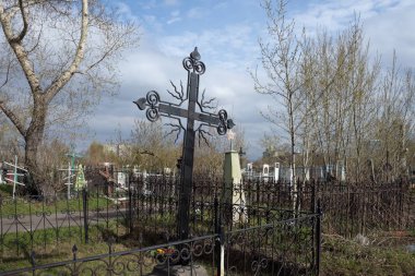 Krasnoyarsk şehir içinde (1842) Troitskoye mezarlığında mezar arasında baharda banked çapraz demir dövme.