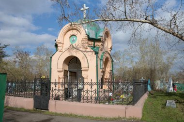 Charnelhouse tüccarların Tokarev, 19. yy bir anıt üzerinde bahar Krasnoyarsk şehrin eski Troitsk mezarlığı (1842).