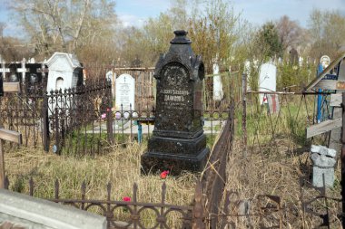 Bahar Krasnoyarsk şehir eski Troitsk mezarlık (1842) mezarlara arasında antik anıt (1913).