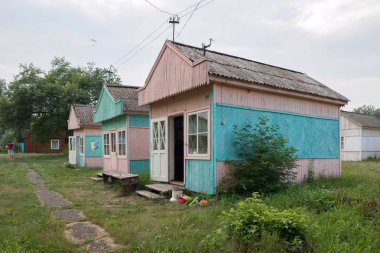Krasnoyarsk Bölgesi Şuşenskoye köyü Iskra kamp yerinde ahşap yaz turist ev sahipliği yapmaktadır. Rusya.