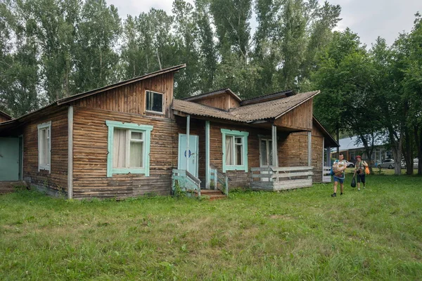 Shushenskoe Territorio Krasnoyarsk Julio 2018 Los Turistas Pasan Por Albergue — Foto de Stock