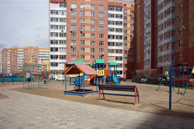 Bir konut Krasnoyarsk şehir Krasnoyarsk Bölgesi, Rusya şehirde bina önünde bahçedeki Çocuk Bahçesi.