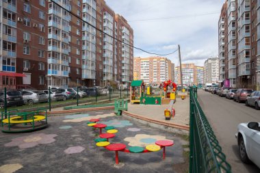 Courtyard bir çocuk oyun alanı ve Krasnoyarsk şehir içinde park edilmiş arabalar ile konut binalar arasında. Krasnoyarsk Bölgesi, Rusya Federasyonu.