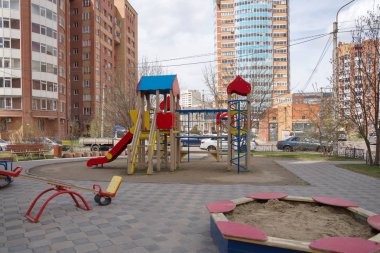 Çocuk Bahçesi bir kum ve Krasnoyarsk şehir evlerde avlusunda hali ile. Krasnoyarsk Bölgesi, Rusya Federasyonu.