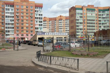 Krasnoyarsk, Rf-7 Mayıs 2018: Krasnoyarsk şehir evlerde avlusunda ısıtmalı Park yeri. Krasnoyarsk Bölgesi, Rusya Federasyonu.