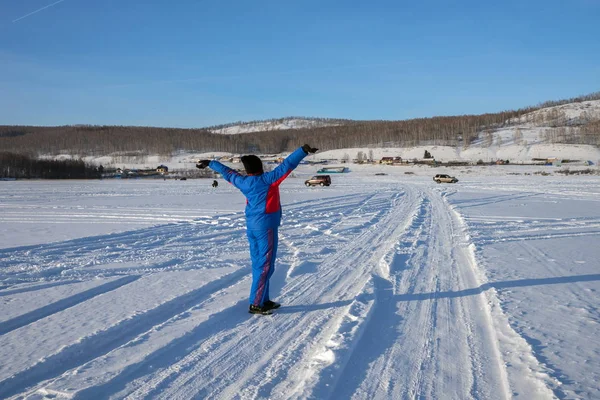 Bir Kadın Duruyor Onun Elinde Bir Kış Lake Shore Balıkçılar — Stok fotoğraf
