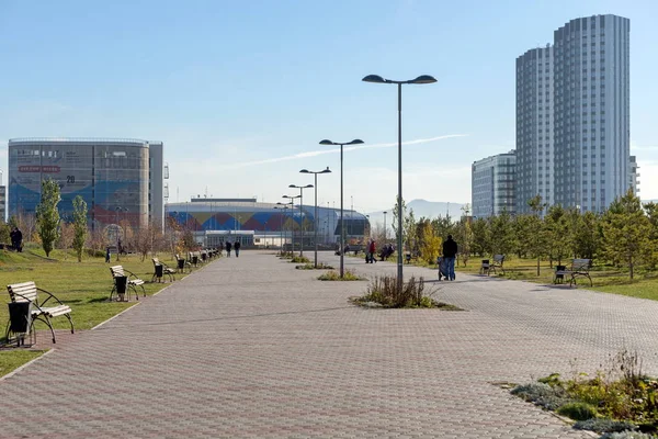 Krasnoyarsk Oktober 2018 Människor Promenera Längs Avenyn Dream Park Mot — Stockfoto