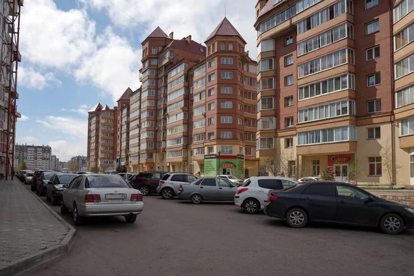 Krasnojarsk Maja 2018 Zaparkowane Samochody Alejce Między Budynków Mieszkalnych Miasta — Zdjęcie stockowe