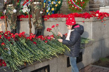 Krasnoyarsk, Rf - 9 Mayıs 2018: Kız Büyük Vatanseverlik Savaşı Zafer Bayramı kutlamaları sırasında Zafer Anıtı kırmızı karanfil çiçek bırakır. Krasnoyarsk. Krasnoyarsk Bölgesi. Rusya.
