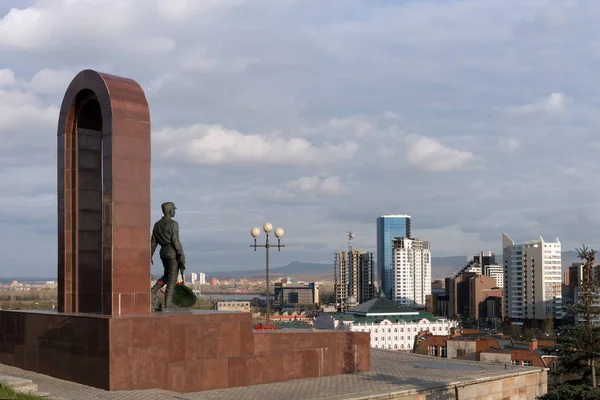 Monument Voor Soldaten Internationalisten Staat Tegen Achtergrond Van Stad Krasnojarsk — Stockfoto