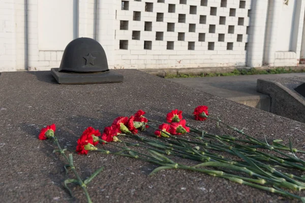 Krasnojarsk Maja 2018 Czerwone Kwiaty Goździków Układane Nagrobek Pomnik Zwycięstwa — Zdjęcie stockowe