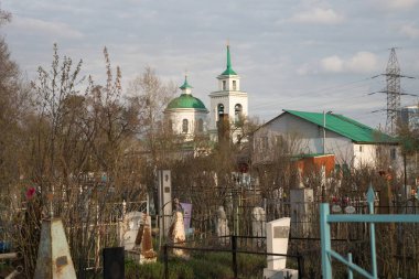 Krasnoyarsk şehrin bahar öğleden sonra eski mezarlar arasında Trinity mezarlığı (1842) üzerinde kutsal Trinity Katedrali (1836). Krasnoyarsk Bölgesi. Rusya.