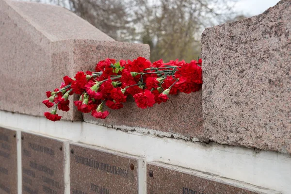 Krasnoyarsk May 2018 Red Carnations Lie Granitic Tombstone Names Fallen — Stock Photo, Image