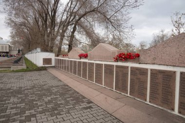 Krasnoyarsk, Rf-Mayıs 9,2018: Anıt Büyük Vatanseverlik Savaşı Zafer Bayramı kutlamaları sırasında Krasnoyarsk Zafer Meydanı üzerinde askerlerin adları ile. Krasnoyarsk Bölgesi. Rusya