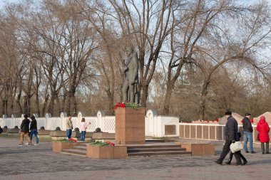 Krasnoyarsk, Rf - 9 Mayıs 2018: İnsanlar Krasnoyarsk zafer Memorial yakınındaki İkinci Dünya Savaşı askerleri Alesha Anıtı Zafer Bayramı kutlamaları sırasında yakındır. Krasnoyarsk Bölgesi.