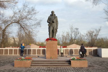 Krasnoyarsk, Rf - 9 Mayıs 2018: Alesha - İkinci Dünya Savaşı sırasında Zafer Bayramı kutlama Krasnoyarsk kentin zafer Memorial yakınındaki askerlerin bir anıt. Krasnoyarsk Bölgesi. Rusya.