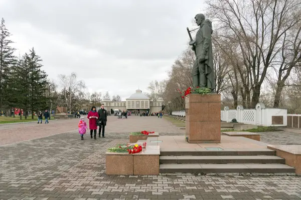 Krasnoyarsk Mayo 2018 Gente Monumento Alesha Los Soldados Segunda Guerra — Foto de Stock