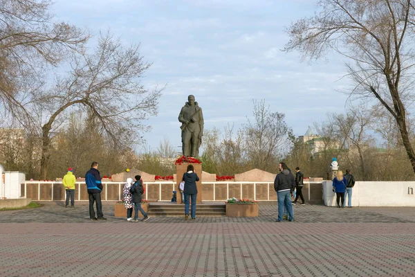 Krasnoyarsk May 2018 People Came Alesha Monument Soldiers Wwii Victory — Stock Photo, Image