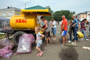 Shushenskoe, Krasnoyarsk Bölgesi / Rf - Temmuz 14,2018: turistlerin satın Kvas köyün sokakta Intl Festivali müzik ve el sanatları süre 