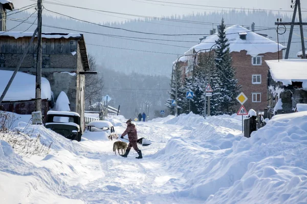 Belogorsk Region Kemerowo November 2013 Mann Mit Schaufel Räumt Schnee — Stockfoto