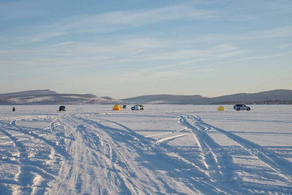 Kışın Dağlarda Zemin Karşı Büyük Donmuş Göl Kenarında Balık Balıkçılar — Stok fotoğraf