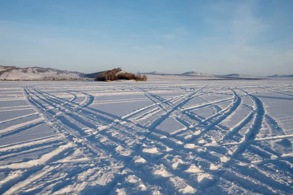 Car Tracks Frozen Great Lake Island Backdrop Village Parnaya Krasnoyarsk — Stock Photo, Image