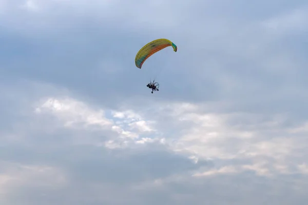 Ein Tandemmotorgleitschirm Fliegt Mit Zwei Personen Durch Den Bewölkten Abendhimmel — Stockfoto