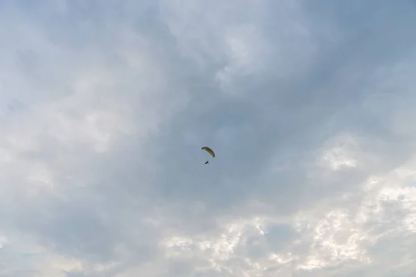 Tandem Motor Paraglider Flying High Evening Cloudy Sky Pilot Passenger — Stock Photo, Image