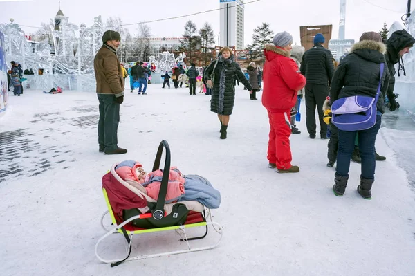 Krasnoyarsk January 2016 Small Child Lying Wheelchair Sled Backdrop Crowd — Stock Photo, Image