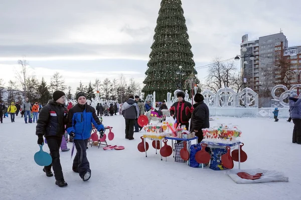 Krasnoyarsk 2016年1月11日 在圣诞节假期期间 人们在克拉斯诺亚尔斯克市中心的背景圣诞树上的冰上游乐园放松 西伯利亚 俄罗斯 — 图库照片