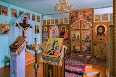 Belogorsk, Kemerovo bölgesi, Rf-Haziran 7,2017: Dua sunak köyü Rus Kilisesi iç el yazısı simgeleri ile.