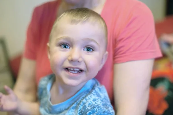 Liten Leende Pojke Gammal Sitter Kvinnans Knä — Stockfoto