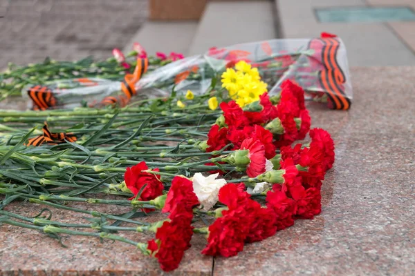 Bouquets Fleurs Trouvent Sur Des Marches Granit Pied Monument Dans — Photo