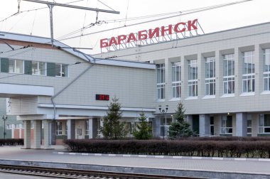 1984, 2011 yılında yeniden inşa edilen Tren İstasyonu Sibirya şehir Barabinsk, bina. Trans-Sibirya Demiryolu. Novosibirsk bölgesi. Rusya.