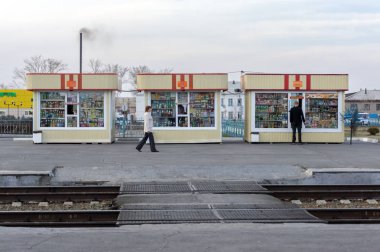 Barabinsk / Novosibirsk bölgesi / Rf-21 Nisan 2015: pavyonlar ürünlerinde de Sibirya şehir Barabinsk Tren İstasyonu platformunda yer alan ünlü Trans-Sibirya Demiryolu.