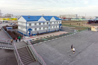 Barabinsk / Novosibirsk bölgesi / Rf - 21 Nisan 2015: köprüden görünümüne büyük Rus federal devlet şirketi Sibirya şehir Barabinsk, ünlü Trans-Sibirya Demiryolu üzerinde yer alan bir tren istasyonunda Rus Post office.