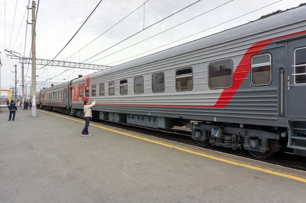 Barabinsk Novosibirsk Region Aprile 2015 Donna Accanto Treno Ferroviario Russo — Foto Stock