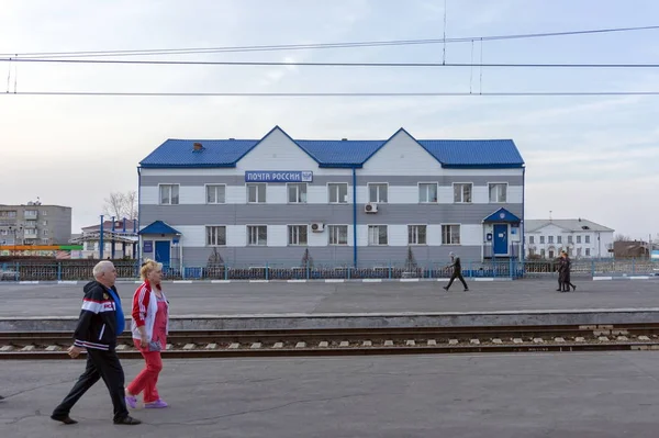 Barabinsk Novoszibirszk Régióban Április 2015 Emberek Elsétálnak Hivatal Egy Nagy — Stock Fotó