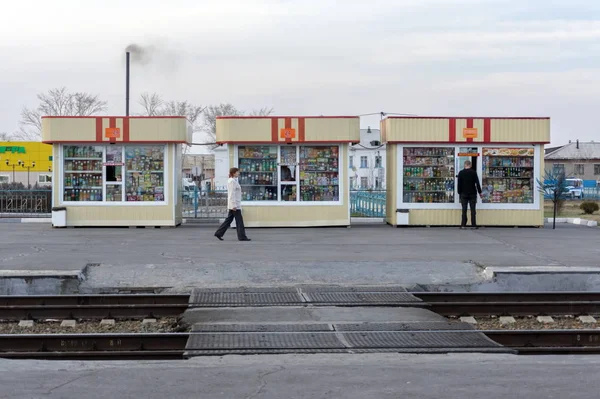 Barabinsk / Novosibirsk bölgesi / Rf-21 Nisan 2015: pavyonlar ürünlerinde de Sibirya şehir Barabinsk Tren İstasyonu platformunda yer alan ünlü Trans-Sibirya Demiryolu.