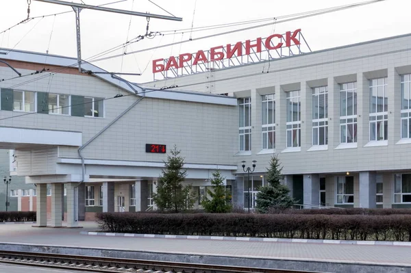 2011 年に再建し 1984 年に建てられたバラビンスクのシベリアの都市で鉄道駅の建物です Trans シベリアの鉄道 ノボシビルスク地域 ロシア ストック画像