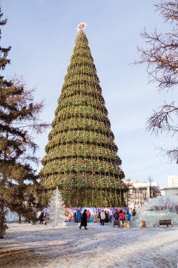 Krasnoyarsk blazon onun üst ile Noel ağacı. Rusya'nın en yüksek yapay Ladin her yıl yüklenir. Krasnoyarsk. Krasnoyarsk Bölgesi. Rusya.