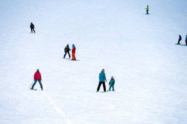 Salanga, Kemerovo bölgesi / Rf - 7 Ocak 2017: dağın üzerinde hafta sonu kayak insanlar. Dağ Salanga bir kayak spa Kuznetsk Alatau eteklerinde merkezidir.