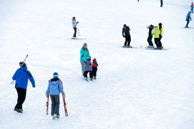 Salanga, Kemerovo bölgesi / Rf - 7 Ocak 2017: gerçek kişiler dağın üzerinde hafta sonu kayak. Dağ Salanga bir kayak spa Kuznetsk Alatau eteklerinde merkezidir.